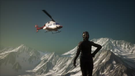 Mujer-Y-Helicóptero-En-Las-Montañas-De-Invierno